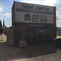 Parkplatz "Neue Heimat" mit Plakat