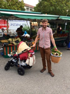 Einkauf auf dem Markt im Herbst.